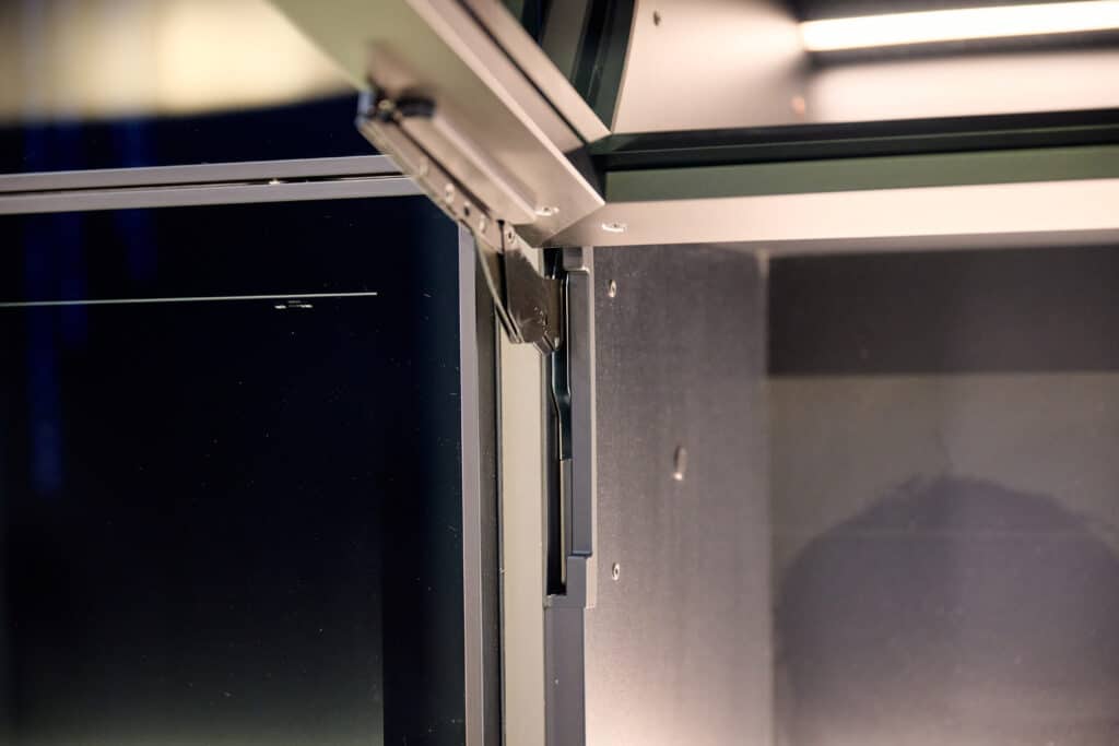 La force invisible dans les armoires hautes 2